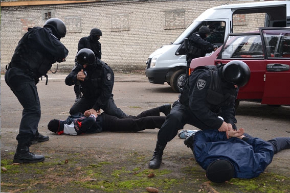 Милиционеры избили и отобрали миллион у мужчины на Харьковщине