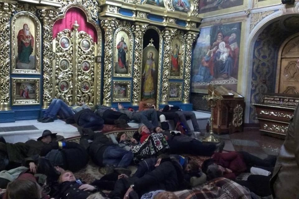 Люди, прячущиеся от "Беркута" в Михайловском монастыре, спали на полу храма