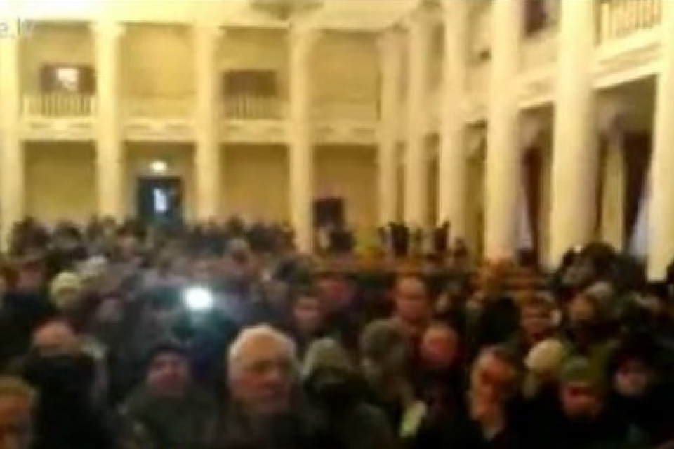 Митингующие вошли в колонный зал Киевсовета
