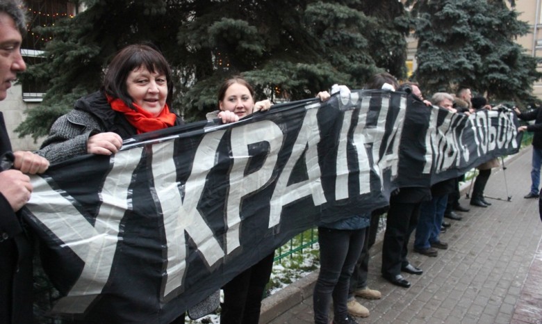 У посольства Украины в Москве задержали Немцова и других сторонников Евромайдана
