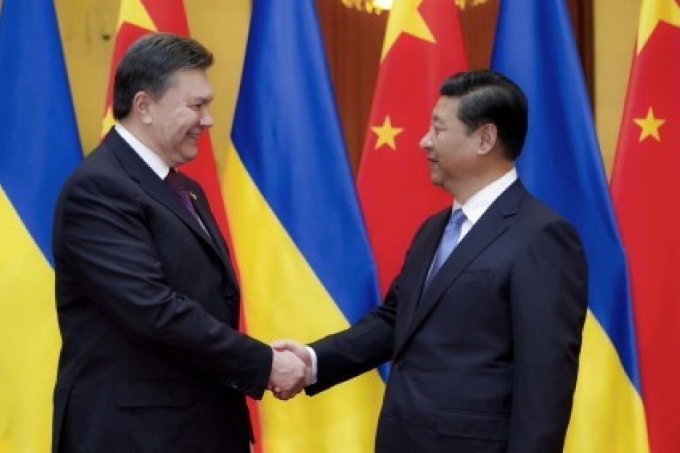 Янукович везет из Китая 8 миллиардов долларов