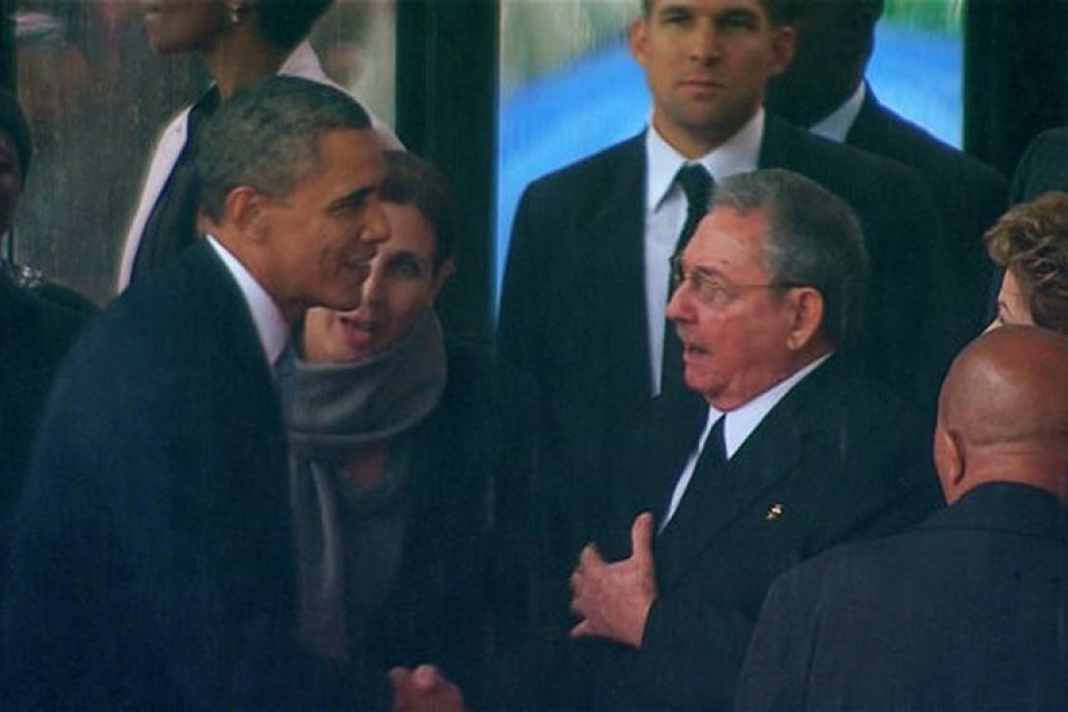 Обама пожал руку брату Фиделя Кастро