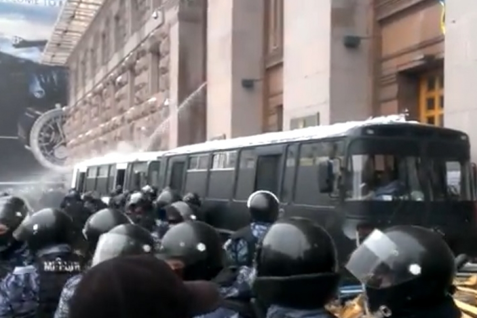 В КГГА митингующие отсыпаются после штурма