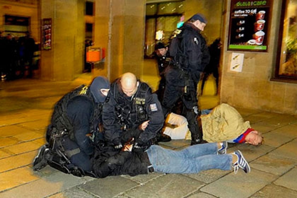 Футбольные фанаты из России ранили двух полицейских в Праге
