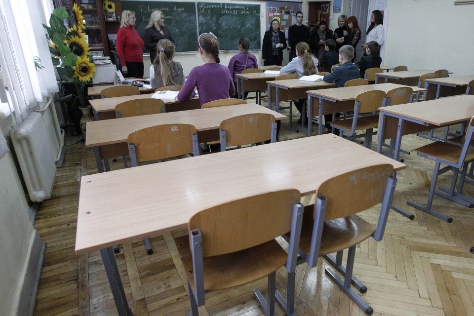 Из-за беспорядков школьникам Киева приходится учиться по интернету