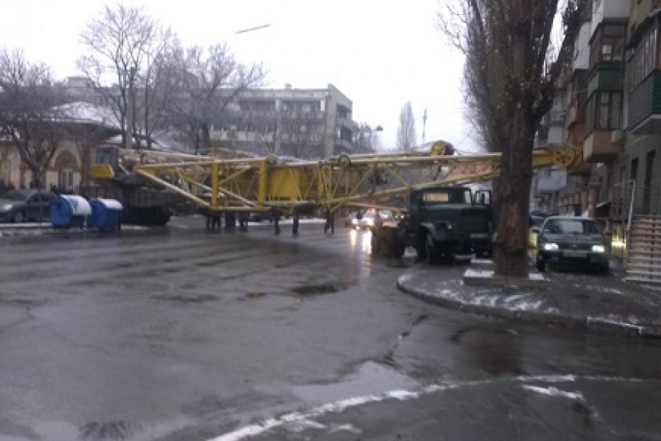 В Одессе прямо на дорогу рухнул строительный кран