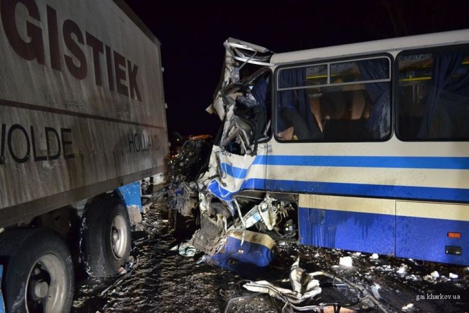 Под Харьковом столкнулись автобус и грузовик