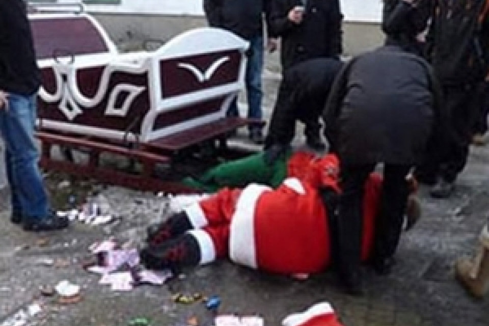 В Польше пьяный Санта врезался в стену на санях, запряженных лошадьми