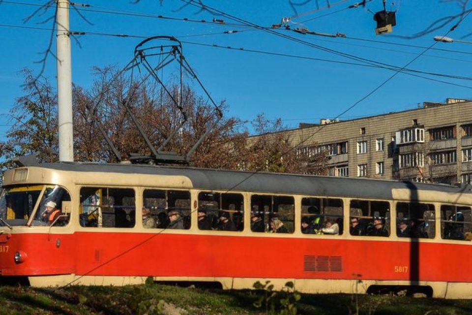 В Киеве на Оболони трамвай сбил коляску с 11-месячным ребенком