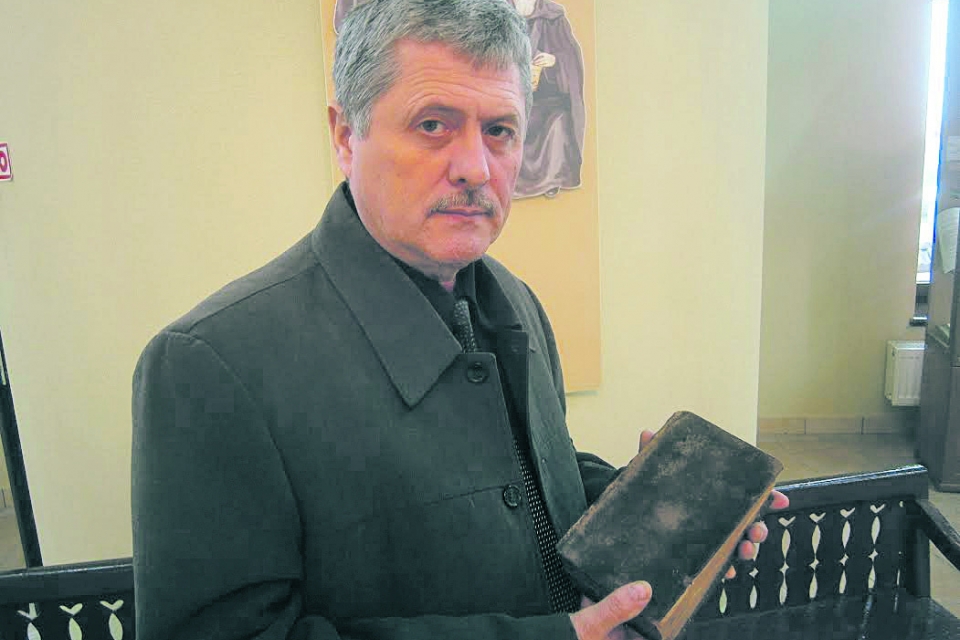 Старинную Библию немецкого солдата подарили музею