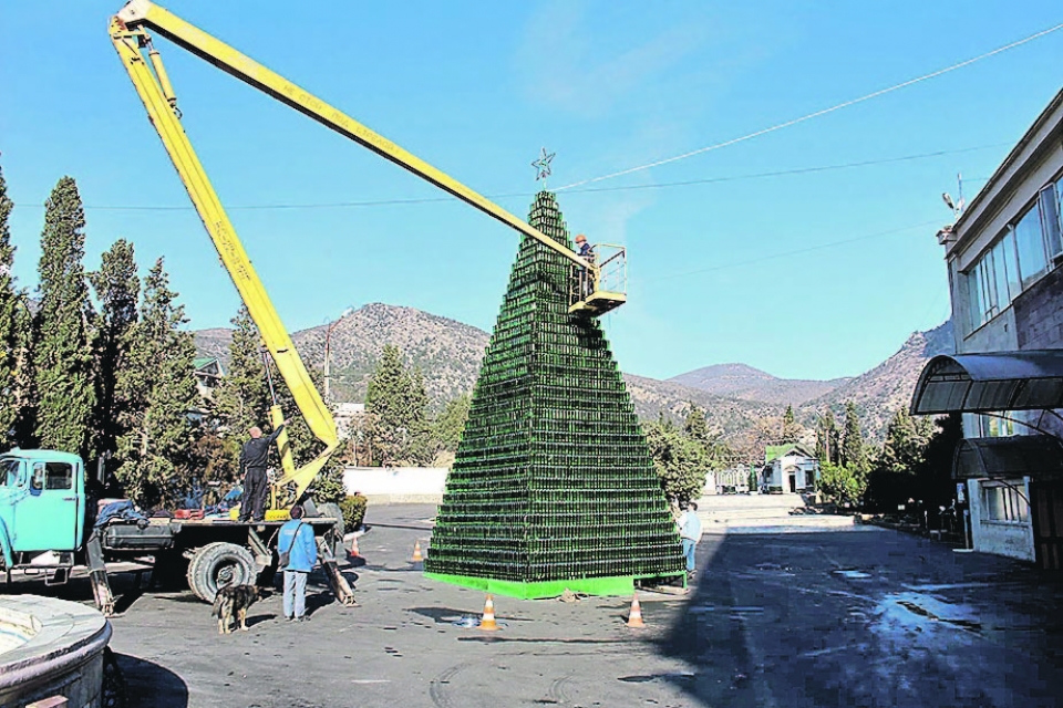 В Крыму установили 10-метровую елку из бутылок