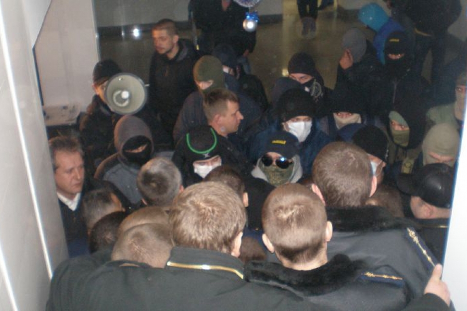 В Киеве неизвестные рвутся в администрацию метрополитена