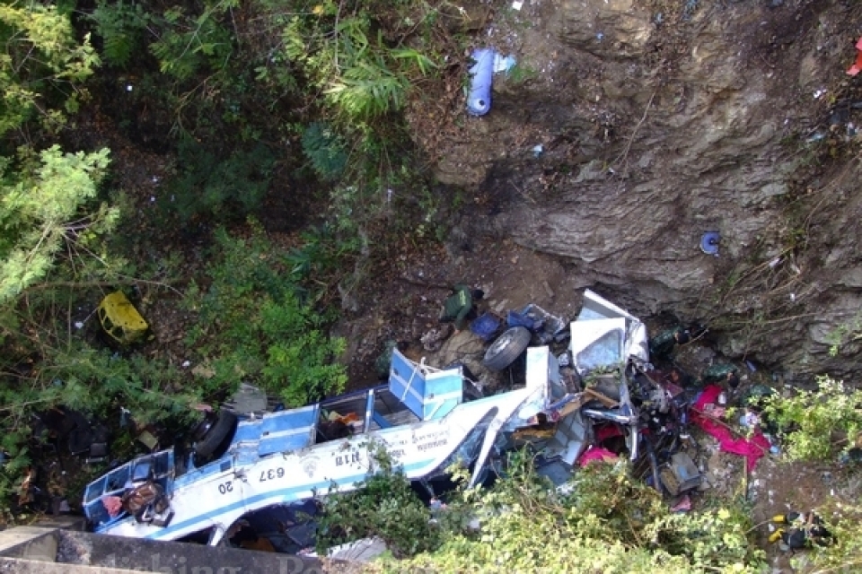 В Таиланде автобус сорвался с эстакады: погибли 32 человека