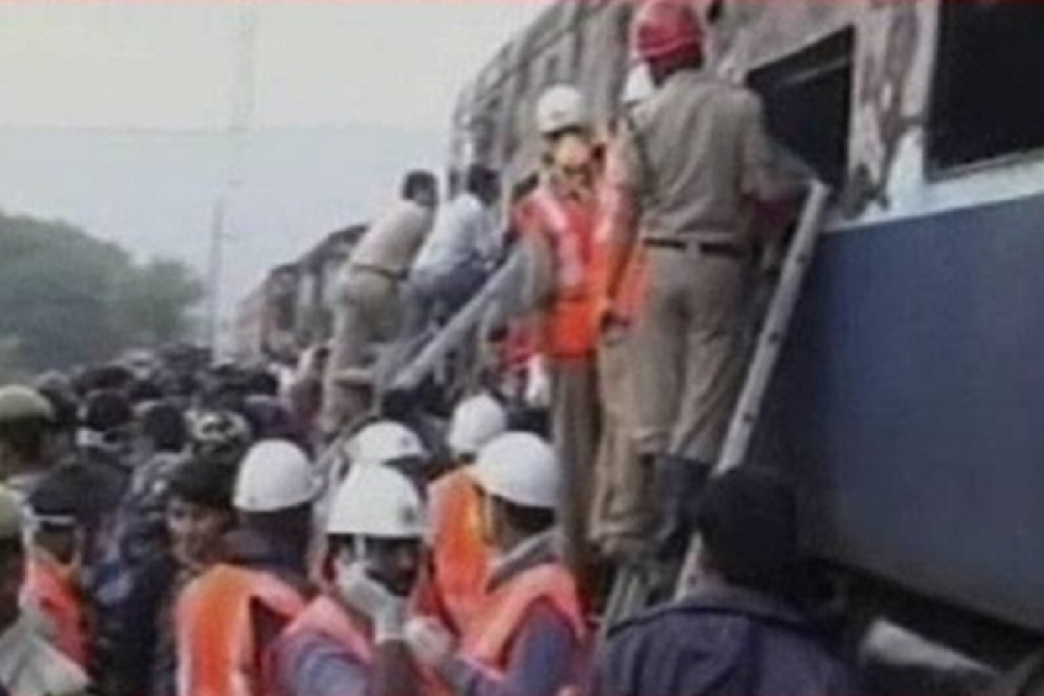 В Индии при пожаре в поезде погибли 23 человека