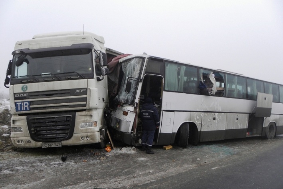 Под Черниговым автобус Москва - Кишенев врезался в грузовик