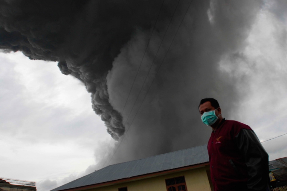 Более 20 тыс. человек эвакуированы из-за извержения вулкана в Индонезии