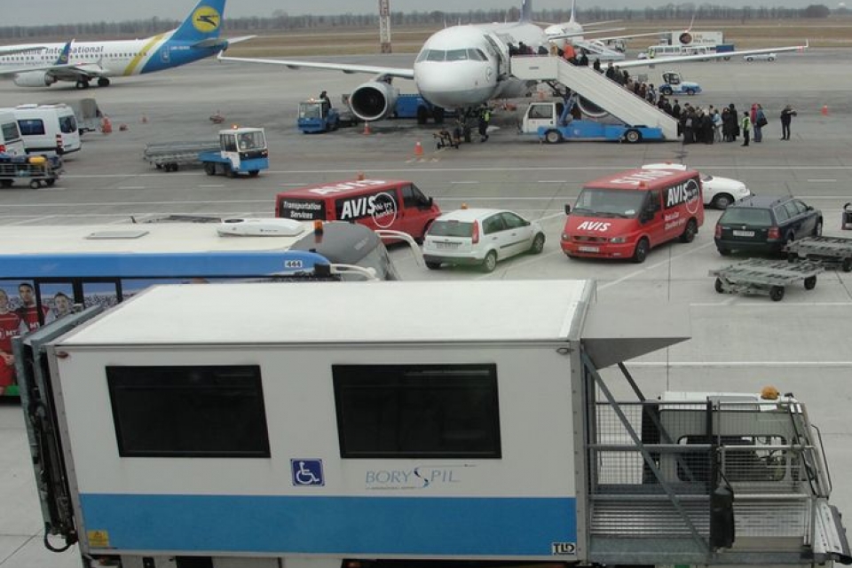 В Борисполе самолет выкатился за пределы посадочной полосы