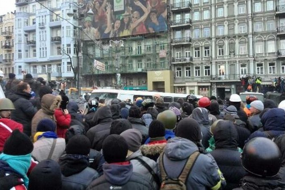 Из-за беспорядков на Грушевского закрывают кафе и магазины