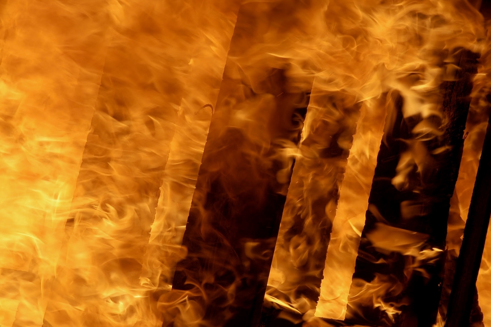 В Харькове спасатели вытащили из пожара 10 человек
