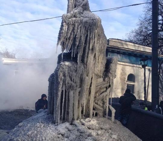 Памятник Лобановскому превратился в ледяную статую
