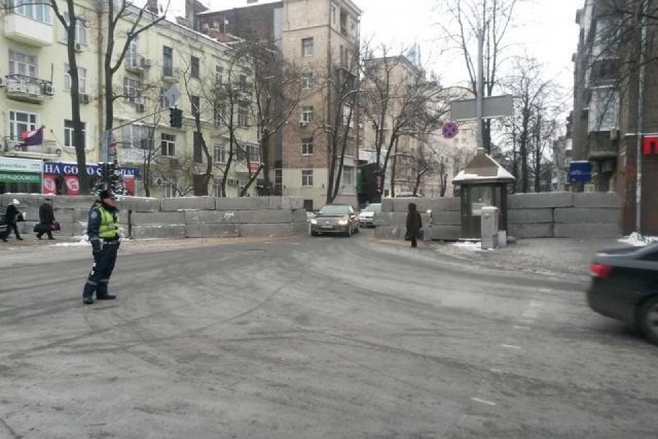 В квартале от Верховной Рады построили бетонный блок-пост