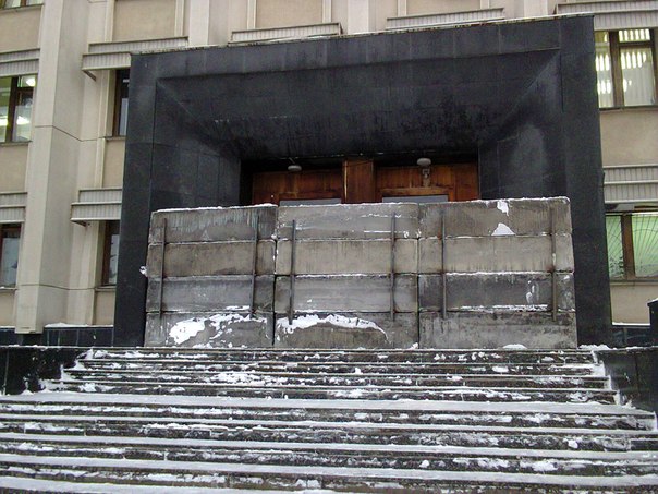 В Одессе вход в ОГА завалили бетонными блоками