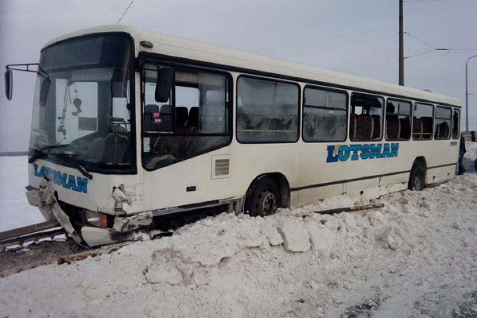 В Днепропетровске автобус протаранил перила моста и чуть не упал в воду
