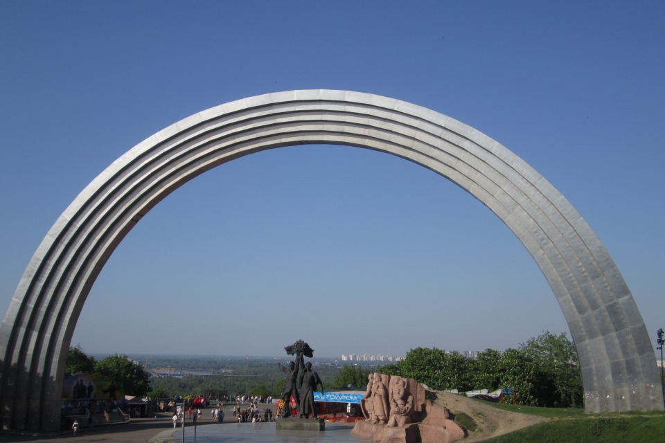 От памятника св. Владимиру к арке Дружбы народов в Киеве построят мост