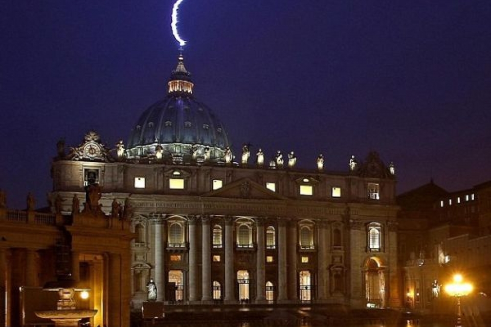 После отречения Папы Римского молния ударила в собор Св.Петра