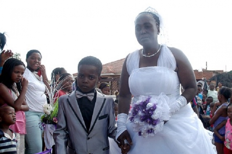 В ЮАР 8-летнего мальчика женили на 61-летней женщине