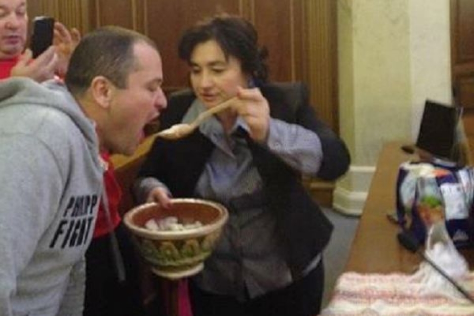 Депутаты в Раде едят вареники в правительственной ложе