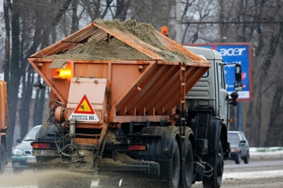 С киевских дорог вывезут 30 тыс тонн песка