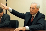 Азарова в отставку не отправят — эксперт