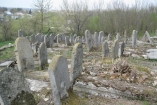 На Винничине подростки разгромили еврейское кладбище