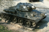 Танк Т-34 смял на дороге немецкий "опель" в Киеве