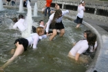 25 мая школьницы полезут купаться в киевские фонтаны  (расписание выпускных экзаменов и вступительных тестов)