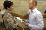 ФОТО: Яценюк пошел раздавать листовки в метро