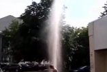 Гейзер в центре Киева пробил асфальт и оставил людей без горячей воды