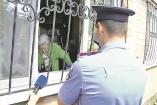 Внучка из мести бросила бабушку под домашний арест