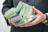 Эксперты: украинцы несут деньги в банки надолго