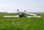 В Крыму аварийно сел и перевернулся самолет