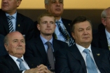 Янукович наградил орденами президента ФИФА и еще 12 иностранцев
