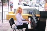 Пианино на Крещатике в Киеве объявило конкурс красоты