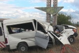 В Крыму микроавтобус разбился о бетонную опору,