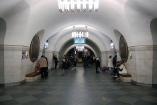 Девушке, которая упала на рельсы в киевском метро, отрезало ногу