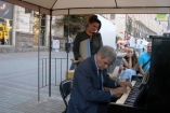 Уличное пианино в Киеве переезжает с Крещатика зимовать в кафе