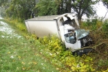 Водитель и пассажир грузовика погибли, слетев с трассы