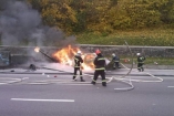 В Киеве «Пежо» врезалось в столб и загорелось — пассажиры чудом спаслись
