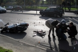 ДТП в Киеве: мотоцикл с парнем и девушкой врезался в ВАЗ