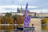 Противник президента Чехии установил под его окнами огромный средний палец